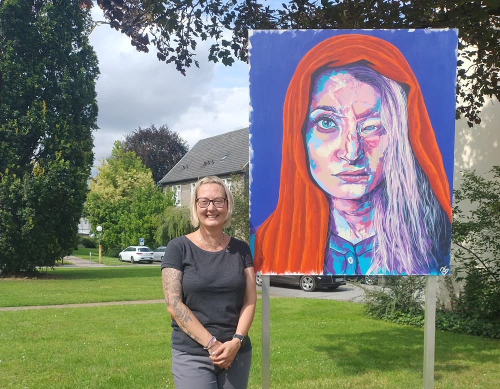 Tanja Raue von Personalmarketing mit dem Porträt von Marzieh Ebrahimi.